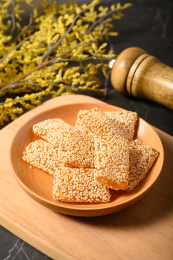 桌面上的盘子里的美味可口的芝麻牛皮糖