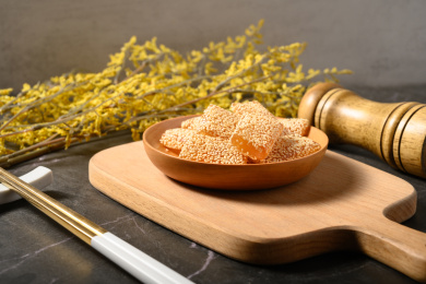 桌面上的盘子里的美味可口的芝麻牛皮糖