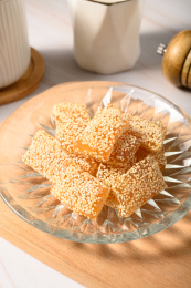 桌面上的盘子里的美味可口的芝麻牛皮糖