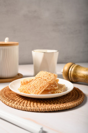 桌面上的盘子里的美味可口的芝麻牛皮糖