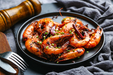 油焖大虾烤虾放在黑色盘子里