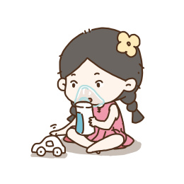 边做雾化边玩玩具的小孩子