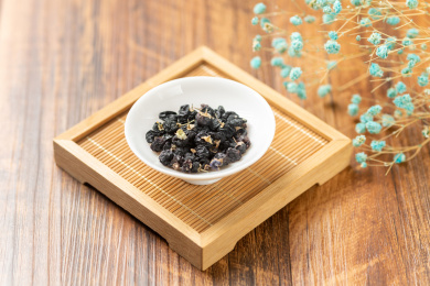 黑枸杞与黑枸杞茶摆放在木桌面上