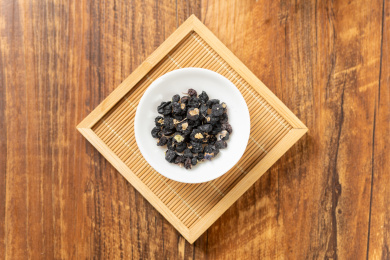 黑枸杞与黑枸杞茶摆放在木桌面上