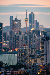 中国粤港澳大湾区澳门与珠海横琴城市天际线夜景