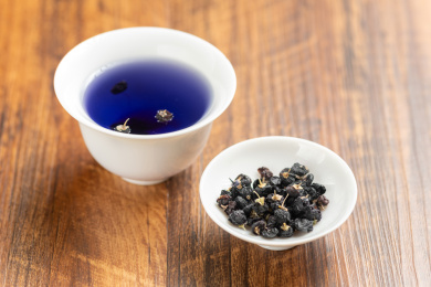 黑枸杞与黑枸杞茶摆放在木桌面上