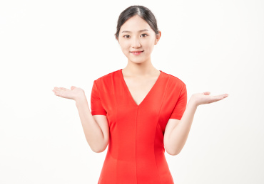 站在白色背景前的亚洲美女