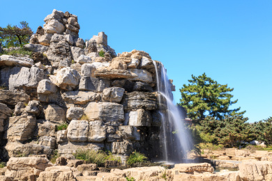 中国山东省蓬莱三仙山风景区园林假山流瀑