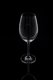 纯色背景高脚葡萄酒杯 