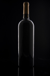 棚拍暗调红酒瓶