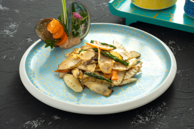 盘子里的芦笋炒螺片