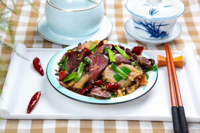 特色菜爆炒腊三味