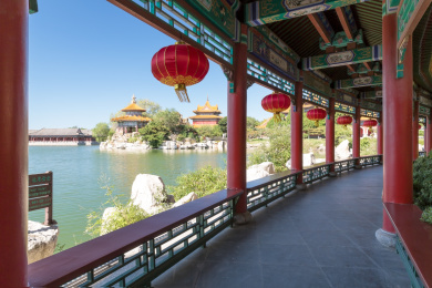 中国山东省蓬莱三仙山景区廊亭园林风光