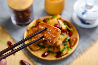 美味特色中国菜烟熏腊鱼肚