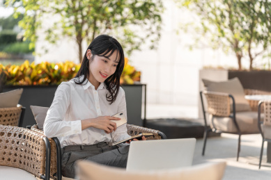 亚洲商务女士在户外