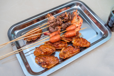 一盘烧烤美食和饮料