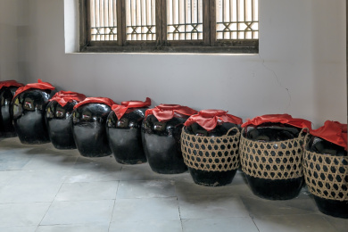 中国山东省招远淘金小镇酒坊酒坛子