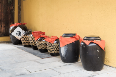 中国山东省招远淘金小镇酒坊酒坛子