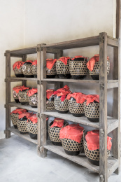 中国山东省招远淘金小镇酒坊酒坛子