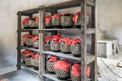 中国山东省招远淘金小镇酒坊酒坛子