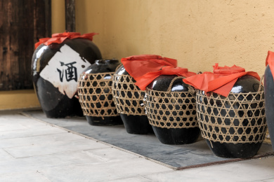 中国山东省招远淘金小镇酒坊酒坛子