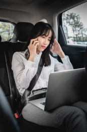 亚洲商务女性在车内移动办公