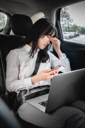 亚洲商务女性在车内移动办公