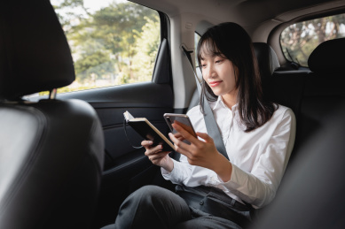 亚洲商务女性在车内移动办公