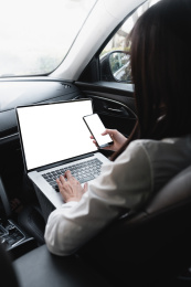 亚洲商务女性在车内移动办公