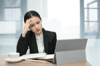 职场压力疲惫的商务女性肖像