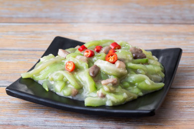 家常菜肉丁炒丝瓜