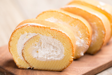 盘子里的瑞士卷蛋糕