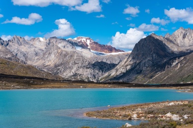 中国四川甘孜川藏线上碧绿的姐妹湖与高山
