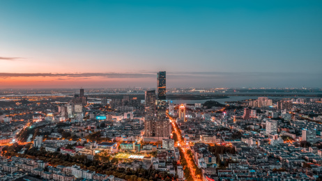 夜幕下的镇江苏宁大厦