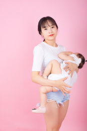 美丽的亚洲妈妈抱着可爱的孩子