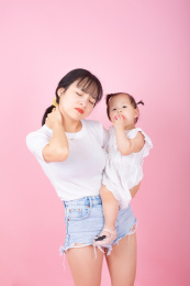 颈椎不舒服的妈妈和可爱的宝宝