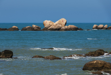 中国海南三亚天涯海角景区日月石比心石风光