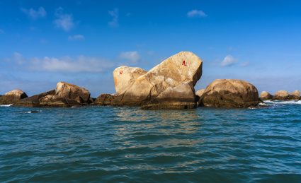 中国海南三亚天涯海角景区日月石比心石风光