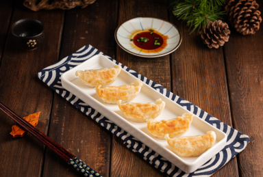 静物美食一份日式煎饺