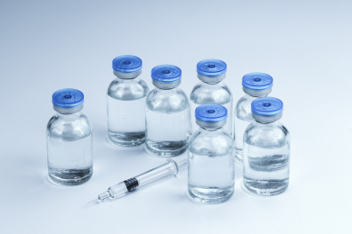 疫苗玻璃注射器和疫苗玻璃瓶放在白色背景上