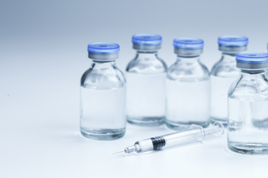 疫苗玻璃注射器和疫苗玻璃瓶放在白色背景上