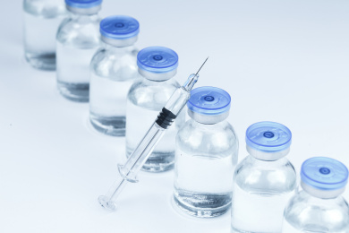 疫苗玻璃注射器和疫苗玻璃瓶放在白色背景上