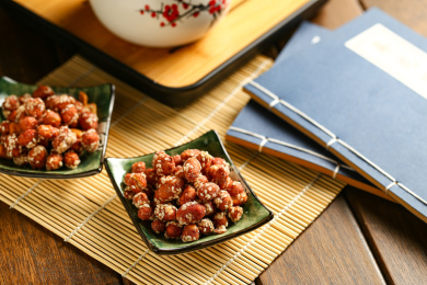 香酥花生粘放在绿色小碟子里