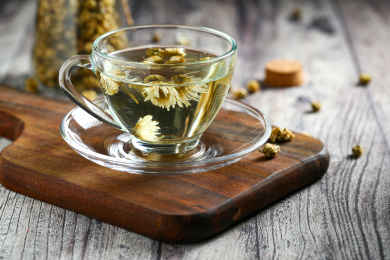 胎菊菊花茶放在玻璃杯里