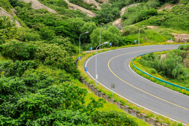 沥青道路和山脉自然景观