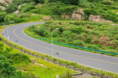 沥青道路和山脉自然景观