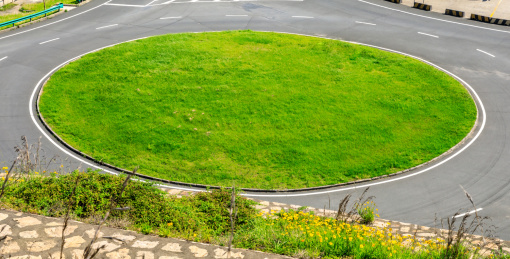 沥青道路和山脉自然景观