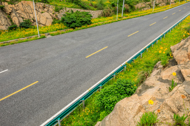 沥青道路和山脉自然景观