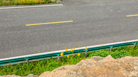 沥青道路和山脉自然景观
