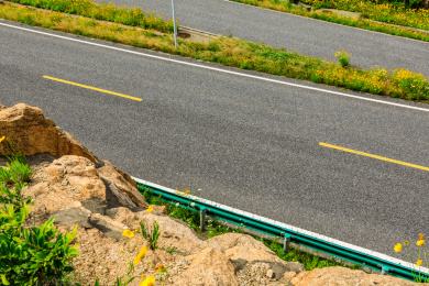 沥青道路和山脉自然景观